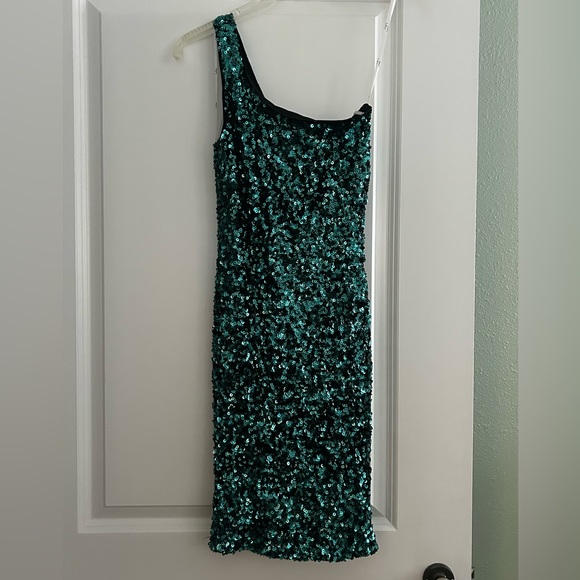 Lulus Dresses & Skirts - Lulu’s Green Sequin Dress